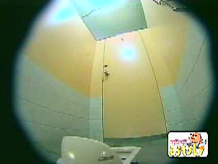 空港の従業員用トイレに隠しカメラを仕掛けてCAさんが制服姿でオシッコする姿を接写盗撮。